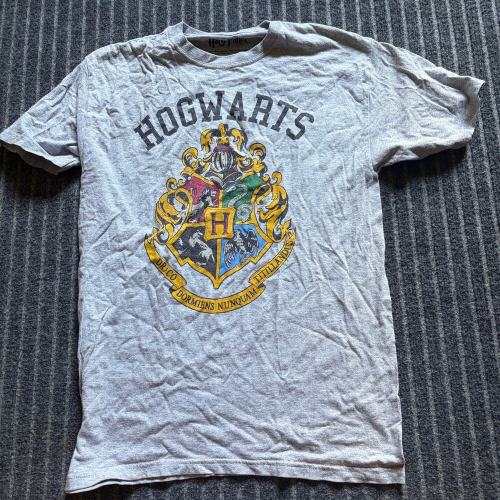 Harry Potter Hogwarts Distressed School Crest T-Shirt Size Small - Picture 2 of 4